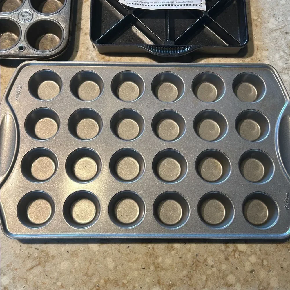 Five piece mini cupcake, mini scones, mini tart pans e USA made Nordic ware Echo